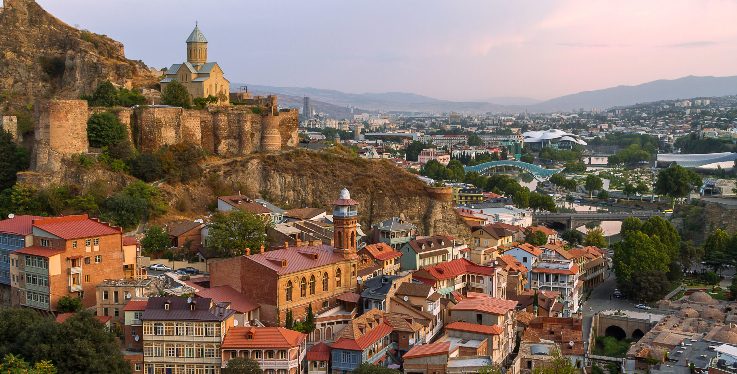 استكشف أروع الأماكن السياحية في جورجيا: تبليسي وما حولها