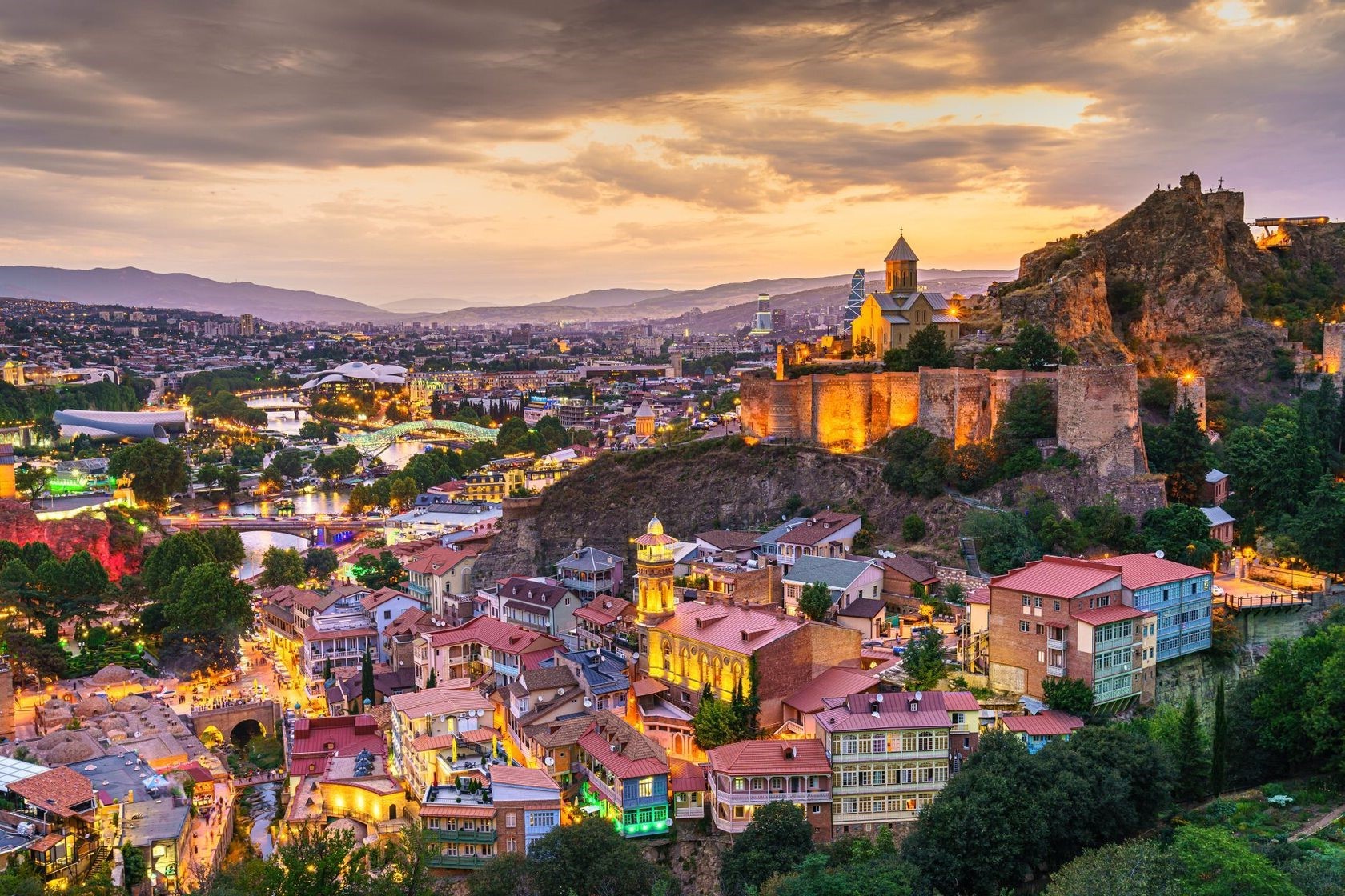 استكشف أفضل مناطق السياحية في جورجيا واستمتع بجمالها الساحر